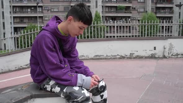 Young man using smartphone in the city alt