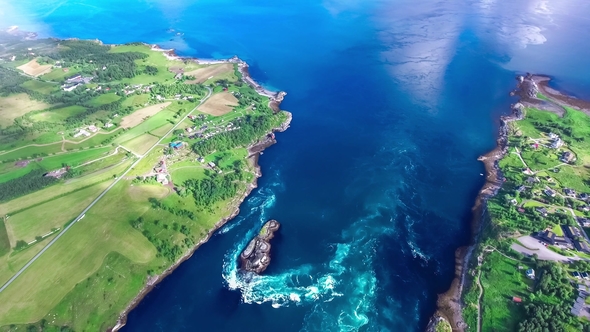Whirlpools of the Maelstrom of Saltstraumen, Nordland, Norway alt