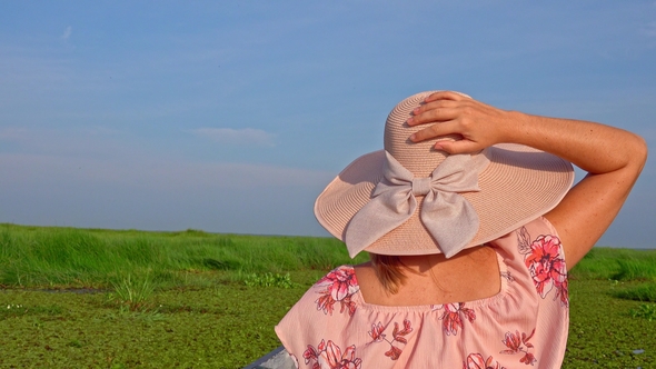 Female Tourist in Hat Riding Boat on Thale Noi Waterfowl Reserve Lake alt