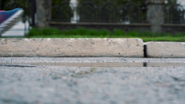 Runner in Sneakers alt