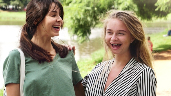 Girls Having Fun alt