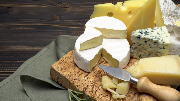 Video of Various Types of Cheese - Parmesan, Brie, Roquefort alt