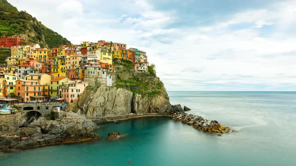 Time Lapse of the beautiful and scenic seaside village of Manarola in Italy. alt
