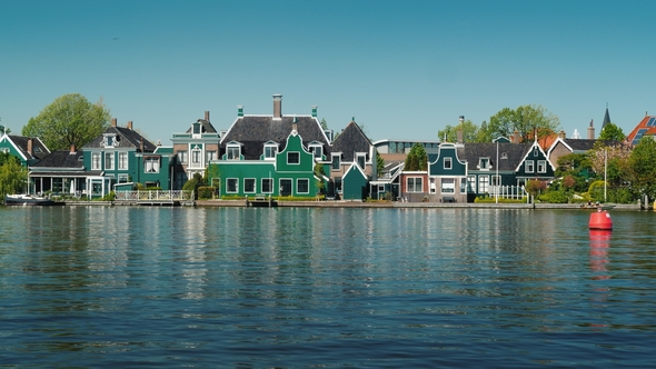 Ancient Houses in Zaanse Schans Are Reflected in the Water. Beautiful Village in the Netherlands alt