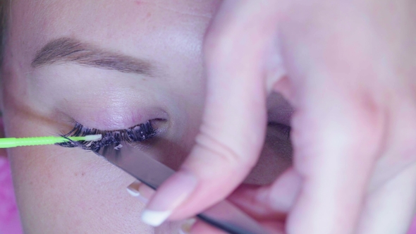 Master in a Beauty Salon Removes the Old Eyelashes