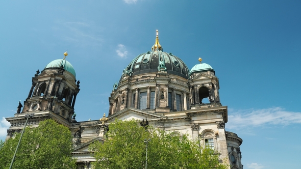 Attractions in Berlin - the Famous Berlin Cathedral alt