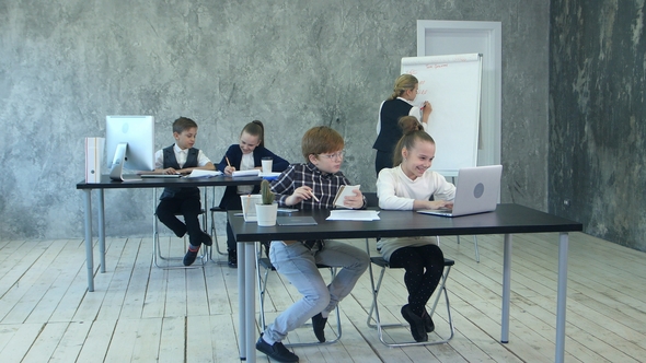 Little Business Kids Working in Office, Using Flipchart, Discussing Problems alt