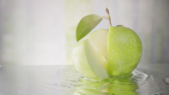 Green Apple Splits Into Slice on Water alt