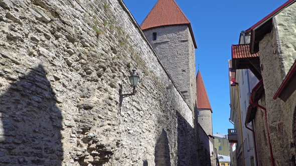 Walking Down the Streets in the Old Town of Tallinn, Estonia alt