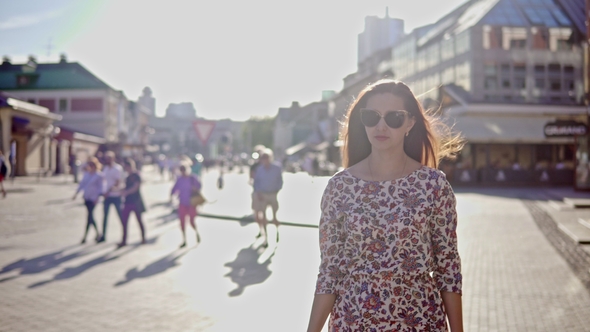 An Attractive Girl Is Walking Around the City.