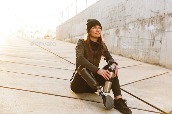 Photo of athletic disabled girl with prosthetic leg in sportswea Stock ...