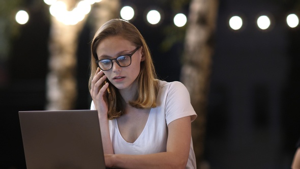 Р ipster girl in casual talking via mobile phone and doing alt