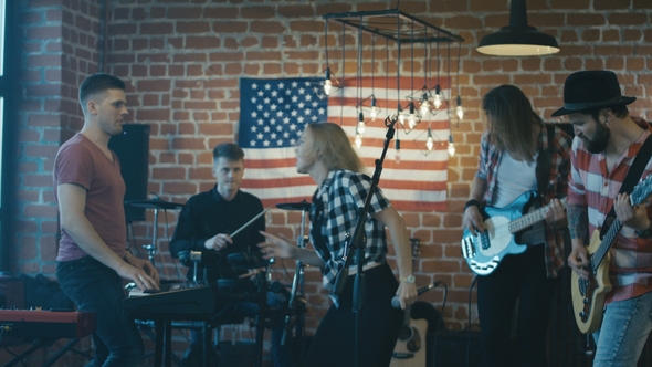 The Band Is Rehearsing the Show alt