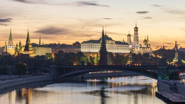 Moscow Kremlin and Moscow River in the Summer Morning in Russia alt