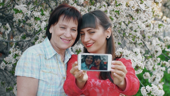 Daughter Her Mother Take Photo