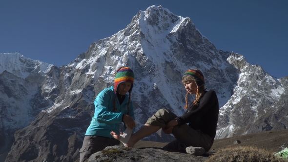 Helping a Traumatized Girl alt