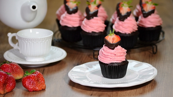 Chocolate Cupcakes with Strawberry Cream. alt