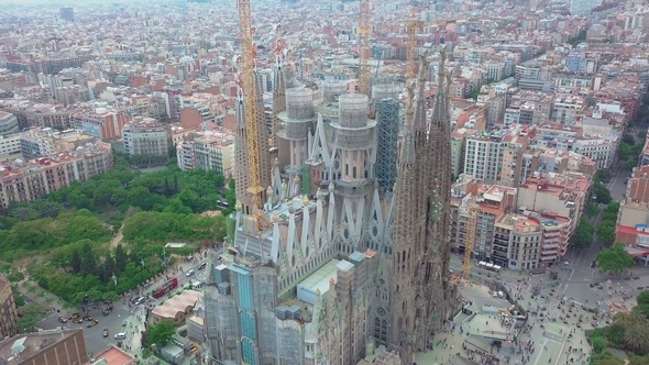 Barcelona. Sagrada Familia Church alt