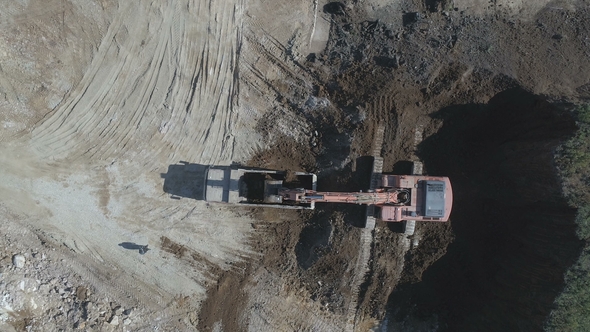 Excavator Loads Minerals Into the Machine alt