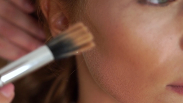 Make Up Artist Doing Contour and Highlight Makeup for Correcting Face Shape Woman.  Visagist alt