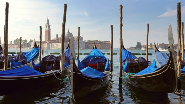 Gondolas on Canal Grande in Venice, Italy alt