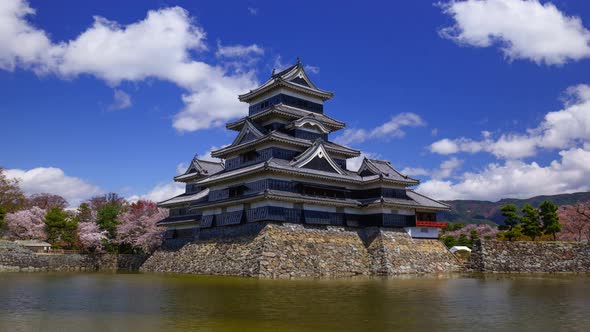 4K Timelapse of Matsumoto castle in spring season, Nagano, Japan alt
