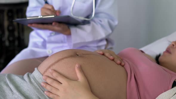 Pregnant Woman and Gynecologist Doctor at Hospital alt
