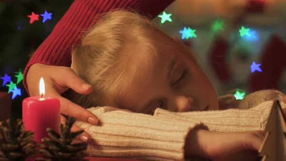 Mom Strokes Daughter Who Fell Asleep on Christmas Night in Anticipation of Santa alt