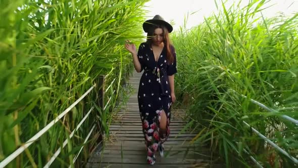 Tourist Woman Looking alt