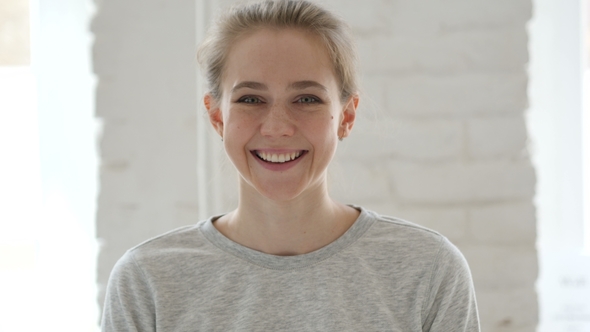 Portrait of Smiling Young Woman alt