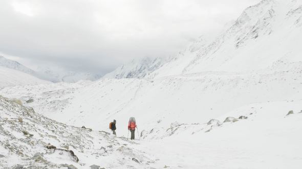 Backpackers on Larke Pass in Nepal, 5100m Altitude. Manaslu Circuit Trek Area. alt
