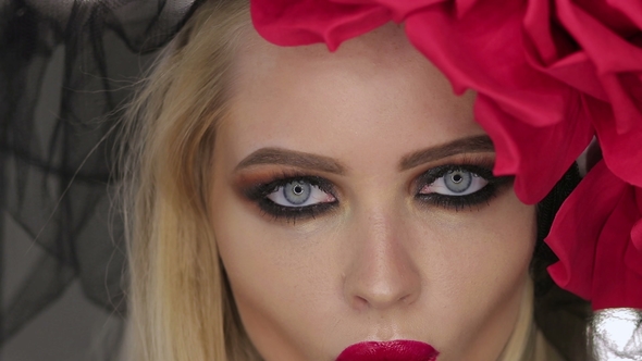 Goth Lady Posing for Camera alt