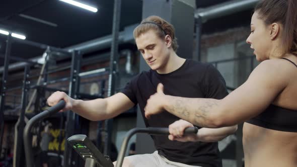 An Athletic Woman is Praising the Technique of Performing a Sports Exercise alt