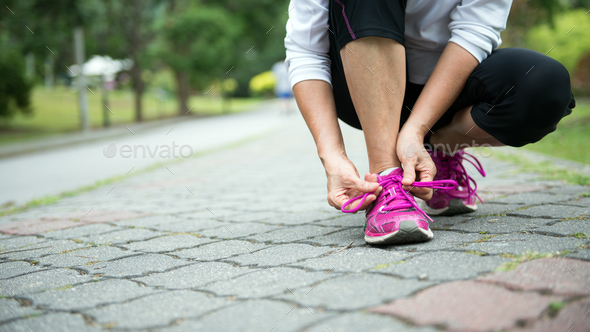 Tightening sales shoe laces