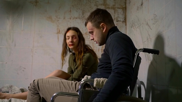 Prisoners of a Psychiatric Hospital Are Beaten Up in a Dirty Room, Friends Communicate with Each alt