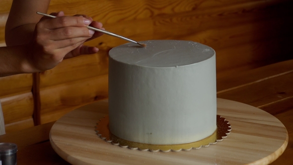 Decorating the Cake with Powder