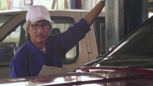 Professional Men Mechanic Lifting Car for Repairing