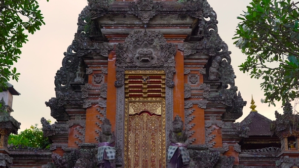 Steadycam Shot of the Pura Taman Saraswati Temple, Ubud alt