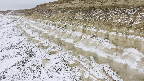 Edge of a Sandy Cliff of the Snow-covered Desert in Winter. Western Kazakhstan, Mangyshlak Peninsula alt
