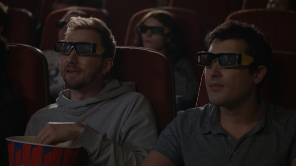 зрители в 3D очках в кинотеатре