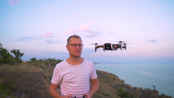 Quadrocopter Takes Off From the Hands of Men alt