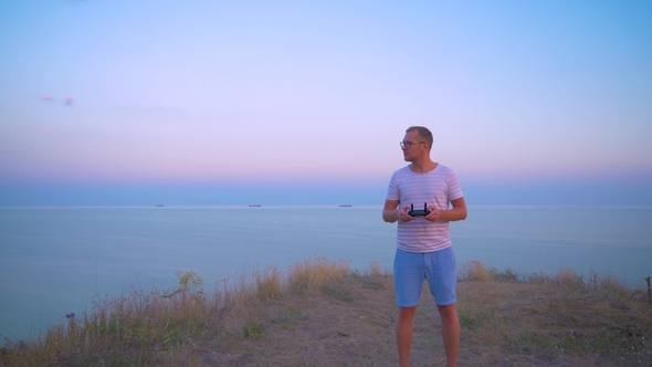 Quadrocopter Flies Over the Man's Head and Lands on His Hand alt