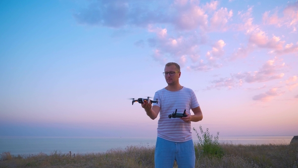 Quadrocopter Takes Off From the Hands of Men alt