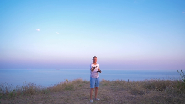 Quadrocopter Takes Off From the Hands of Men alt