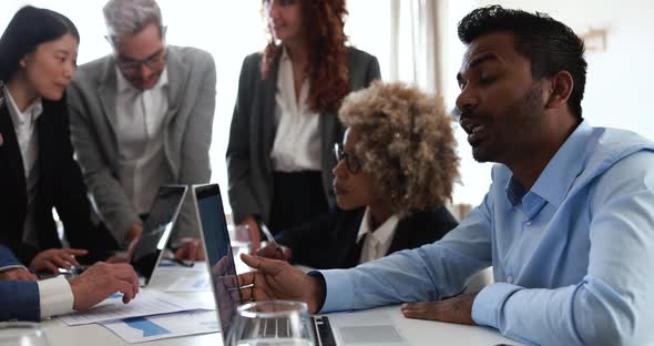 Multiracial business people working inside bank office - Meeting and startup concept alt