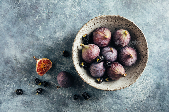 Organic raw figs