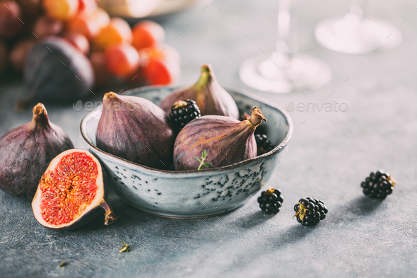 Organic raw figs with blackberries in a bowl