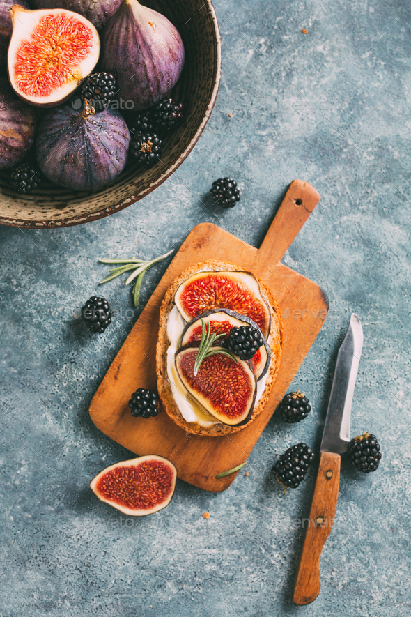 Sandwich with fresh figs, blackberries and honey