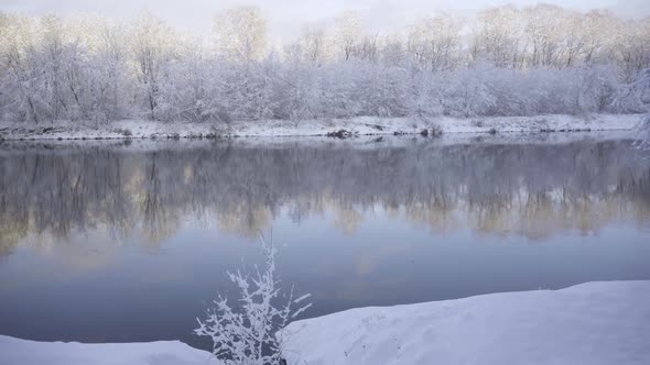 The first day of winter with snow on the river