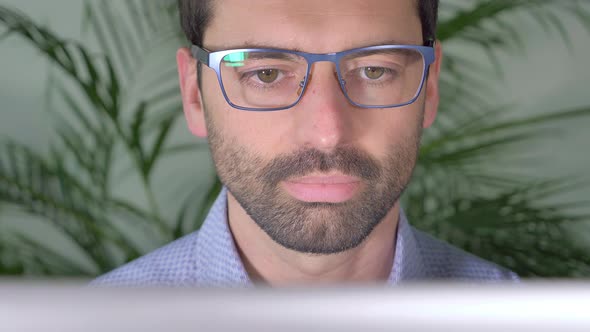 Man Surfing Internet alt